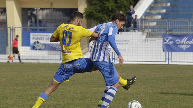 Daza esconde el balón al jugador de El Torno Luis Páez en el partido disputado hace un par de semanas en La Juventud.