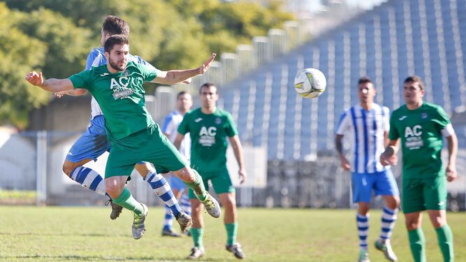 Piñero, autor de dos de los tres goles del Jerez Industrial, salta con un futbolista del Cortijillos en un lance del partido de ayer en La Juventud.
