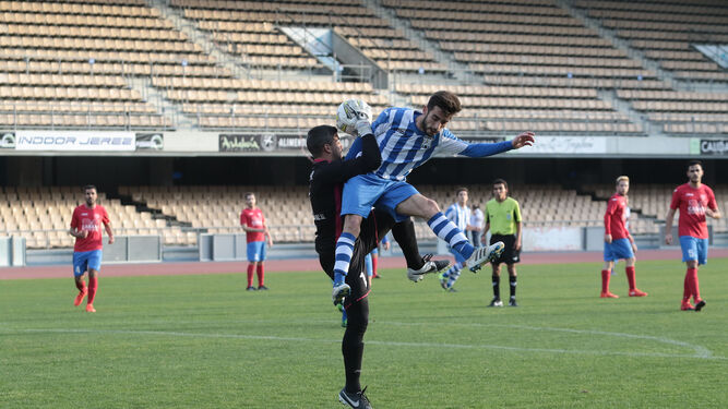 Adri Jurado atrapa el balón pese a la falta de Mendoza.