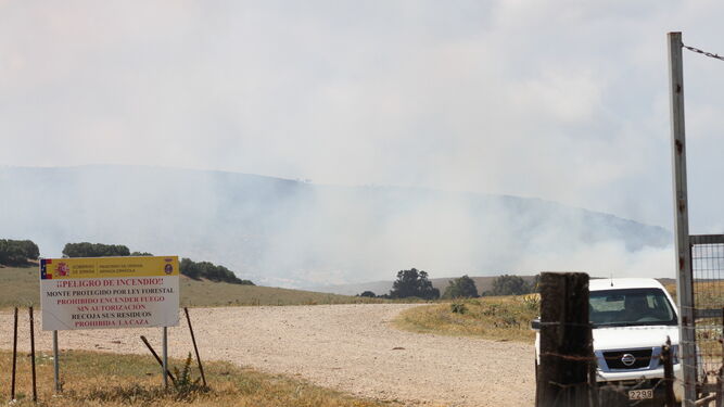 El humo del incendio en el campo de adiestramiento del Retín, visible ayer por la mañana