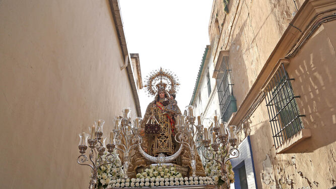 La Santísima Virgen del Carmen avanza por la calle que lleva su nombre, rodeando la iglesia basilical.